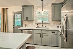 Fridge, microwave, stovetop, dishwasher - Charming Baton Rouge Retreat ~ 3 Mi to LSU! (Baton Rouge)