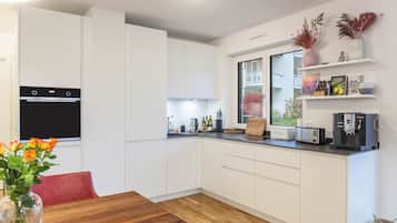 Fridge, oven, stovetop, dishwasher