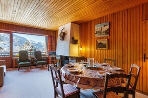 Salle à manger et salon confortables