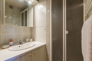 Shower, towels - View Sur Arly E10, Megeve (Chamonix), France (Megeve (Chamonix))