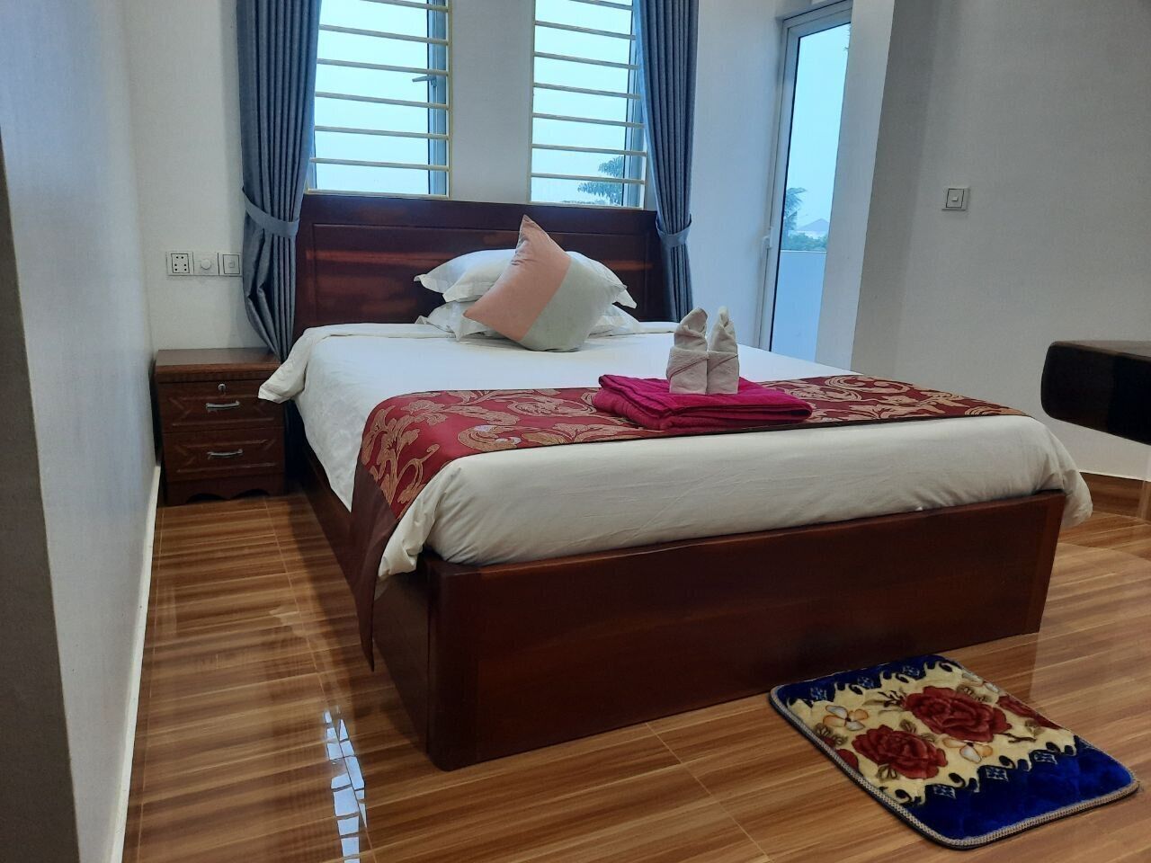Desk, free WiFi, bed sheets