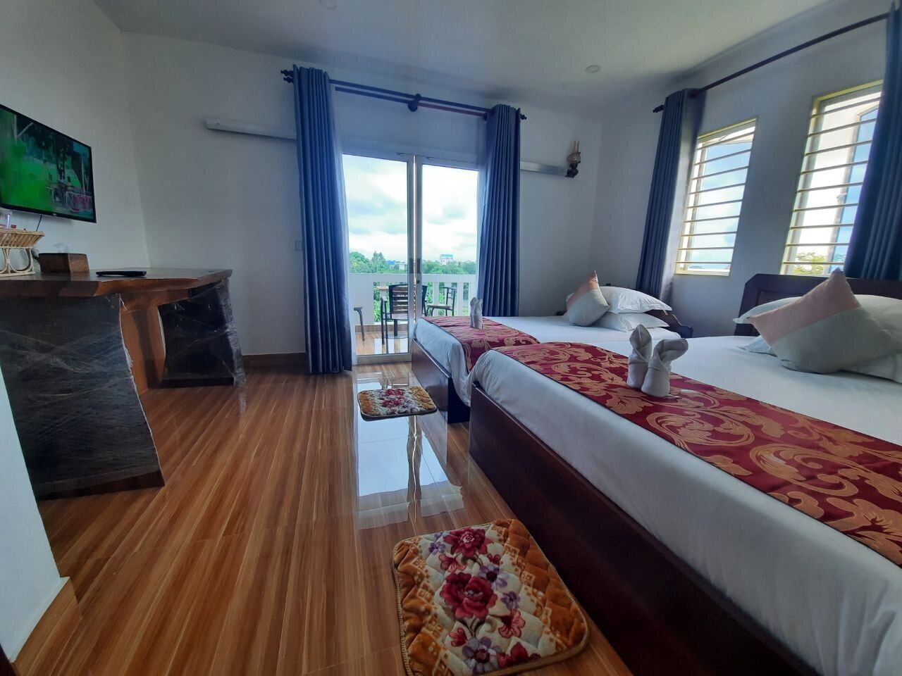 Desk, free WiFi, bed sheets