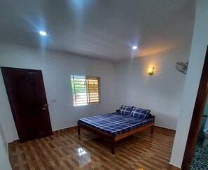 Standard Double Room | Desk, free WiFi, bed sheets