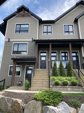 Exterior - Bromont -superbe Condo en Pleine Nature 3 Chambres à Coucher (Bromont)