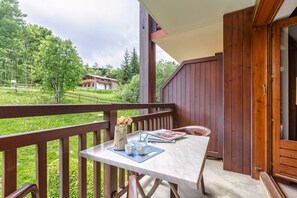 Outdoor dining - Appartement Plein Nature - Combloux, Combloux (Chamonix), France (Combloux (Chamonix))