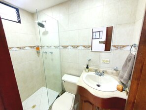 Douche, sèche-cheveux, serviettes fournies, savon