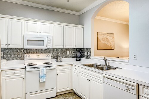 Beautiful condo with pool, tennis & washer/dryer - close to airport