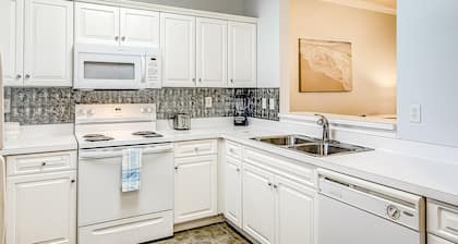 Beautiful condo with pool, tennis & washer/dryer - close to airport