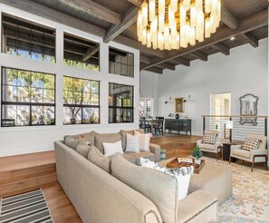 TV connectée, cheminée, jeux vidéo, livres