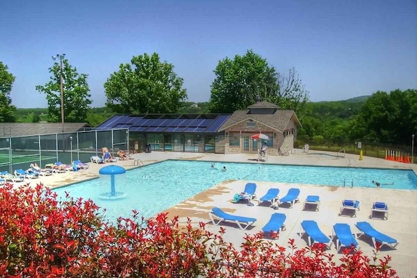 Piscina coberta i piscina a l'aire lliure