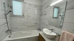 Combined shower/tub, towels - Happy Penthouse Limassol (Germasogeia)