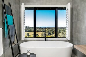 Bathtub, hair dryer, towels, soap - Hilltop heaven with amazing views just 10 mins to Byron central (Coopers Shoot)