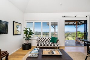 TV, books - Hilltop heaven with amazing views just 10 mins to Byron central (Coopers Shoot)