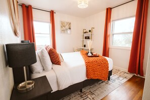 2 slaapkamers, een bureau, een strijkplank/strijkijzer, reisbedje