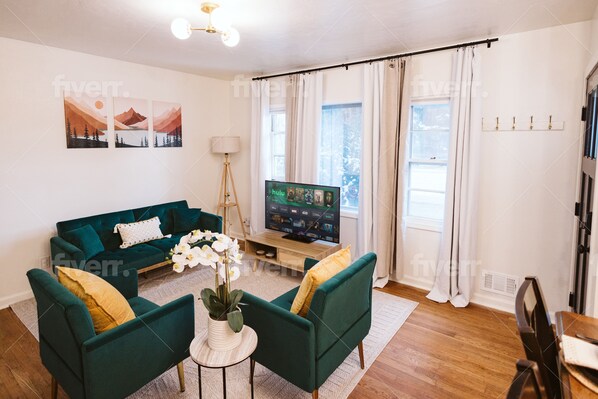 Een smart-tv, videogames en een kantoor