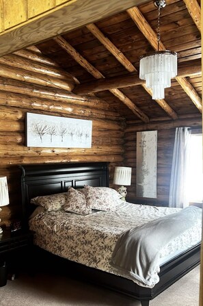 7 bedrooms, iron/ironing board, travel crib, WiFi - Rustic Log Cabin - Nestled in the trees perfect for privacy. A retreat awaits :) (Clearwater County)