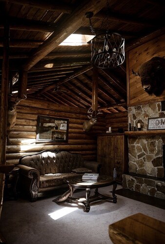 Rustic Log Cabin - Nestled in the trees perfect for privacy. A retreat awaits :)