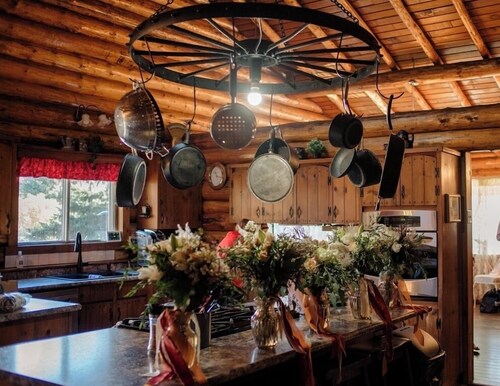 Rustic Log Cabin - Nestled in the trees perfect for privacy. A retreat awaits :)