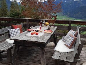 Outdoor dining - Detached chalet with sauna with fantastic mountain panorama (Piesendorf)