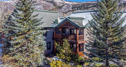 TH w/NEW Private Hot Tub/Amazing Views-Easy Access to Ski/Town-Garage-Fireplace-W/D in Unit-Grill