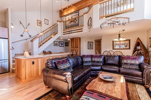 Smart TV, fireplace, books - Private Hot Tub-Amazing Views-Steps to Free Ski/Town Bus Stop + 2 Car Garage-Grill-Gas Fireplace-W/D (Steamboat Springs)