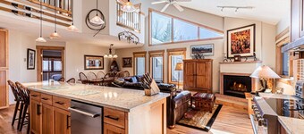 Private Hot Tub-Amazing Views-Steps to Free Ski/Town Bus Stop + 2 Car Garage-Grill-Gas Fireplace-W/D