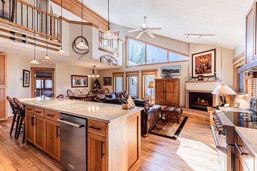 Private Hot Tub-Amazing Views-Steps to Free Ski/Town Bus Stop + 2 Car Garage-Grill-Gas Fireplace-W/D