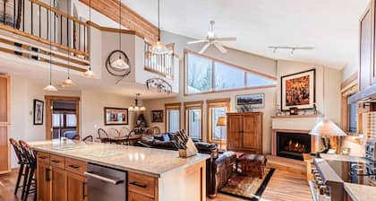 Private Hot Tub-Amazing Views-Steps to Free Ski/Town Bus Stop + 2 Car Garage-Grill-Gas Fireplace-W/D