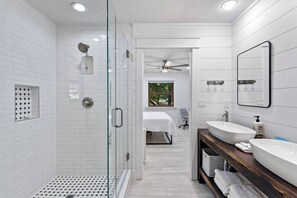Shower, hair dryer, towels - 30a 5BR Home with Pool and Cart. Walk to the Beach (Santa Rosa Beach)