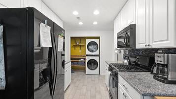 Frigorífico, microondas, horno y placa de cocina