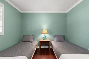 2 室のベッドルーム、デスク、WiFi、ベッドシーツ