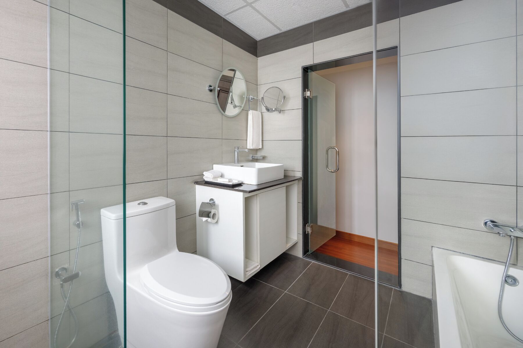 Kombinasi shower/bathtub, pancuran hujan,  dan perlengkapan mandi gratis