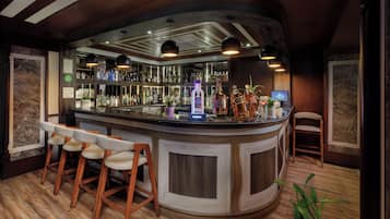 2 Bars/Lounges, Poolbar