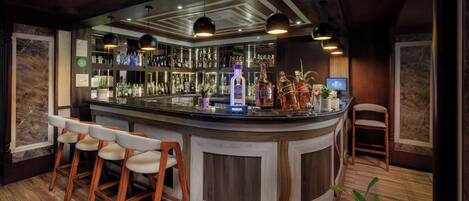 2 bars-salons, bar attenant Ă la piscine