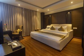 Deluxe Room | Premium bedding, pillow-top beds, minibar, in-room safe