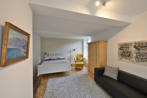 1 habitación, tabla de planchar con plancha, wifi gratis y ropa de cama