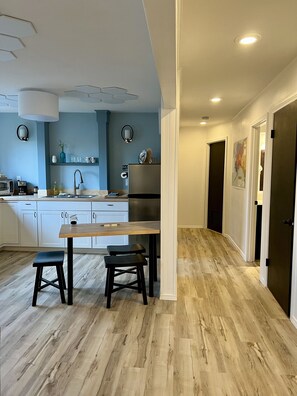 Fridge, microwave, oven, stovetop - 907stay - Alaskan Suite (Anchorage)