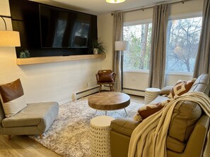 Smart TV, books - 907stay - Alaskan Suite (Anchorage)