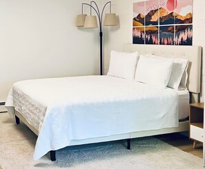 2 bedrooms, desk, iron/ironing board, WiFi - 907stay - Alaskan Suite (Anchorage)