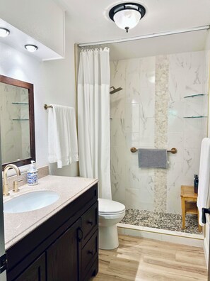 Shower, hair dryer, towels, soap - 907stay - Alaskan Suite (Anchorage)