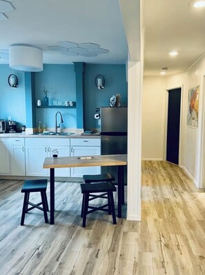 Fridge, microwave, oven, stovetop - 907stay - Alaskan Suite (Anchorage)