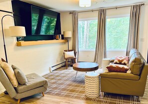 Smart TV, books - 907stay - Alaskan Suite (Anchorage)