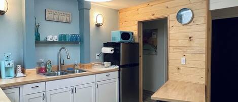 Réfrigérateur, micro-ondes, four, plaque de cuisson