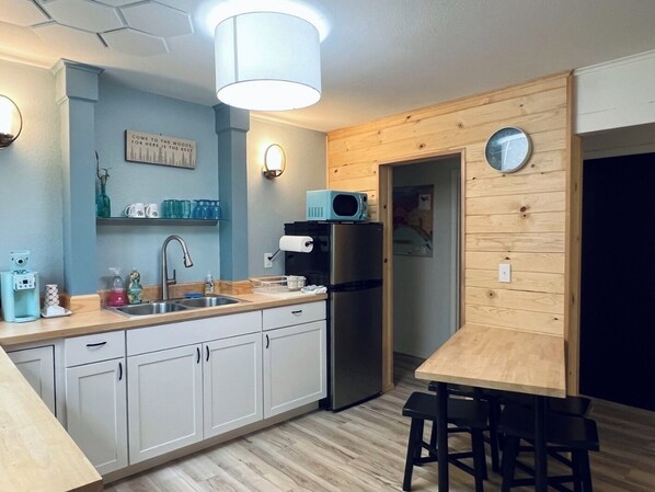 Fridge, microwave, oven, stovetop - 907stay - Alaskan Suite (Anchorage)