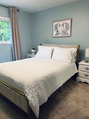 2 soverom, skrivebord, strykejern/-brett og wi-fi