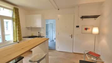 Refrigerador, horno, parrilla de estufa y cafetera y tetera