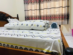 6 bedrooms, iron/ironing board, free Internet, wheelchair access