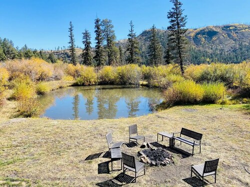 3 Cabins, 2 Acres, Private Pond, Walk to Restaurants, 4 Separate Sleeping Units