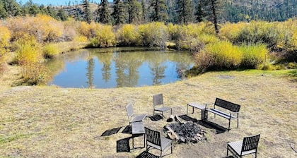 3 Cabins, 2 Acres, Private Pond, Walk to Restaurants, 4 Separate Sleeping Units