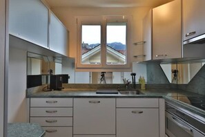 Réfrigérateur, four, plaque de cuisson, cafetière/bouilloire